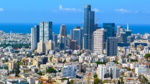 נוף עירוני של תל אביב עם גורדי שחקים מודרניים ומבנים ייחודיים, המשקפים את האופי הדינמי והחדשני של העיר.