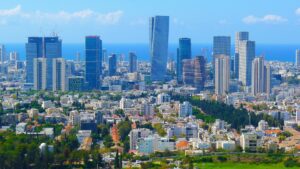 נוף עירוני של תל אביב עם גורדי שחקים מודרניים ומבנים ייחודיים, המשקפים את האופי הדינמי והחדשני של העיר.