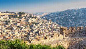 שטח נדל"ן בירושלים עם נוף אורבני ייחודי המשלב בנייה מודרנית לצד מבנים היסטוריים, המשקפים את האווירה הייחודית של העיר.