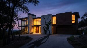 בית עם סדק גדול בקיר, המייצג את הסיכון הנסתר של חריגות בנייה.