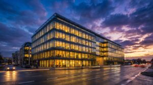 שמאי מקרקעין בוחן בניין משרדים מודרני לצורך הערכת שווי נכס מניב